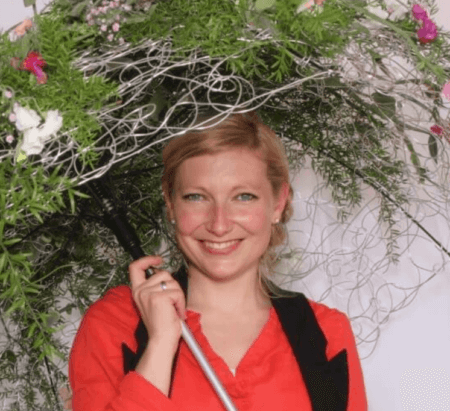Michaela Jung mit Blumen